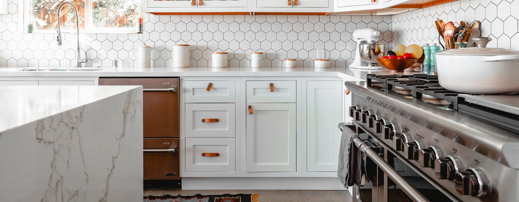 Cuisine blanche avec crédence en carreaux hexagonaux