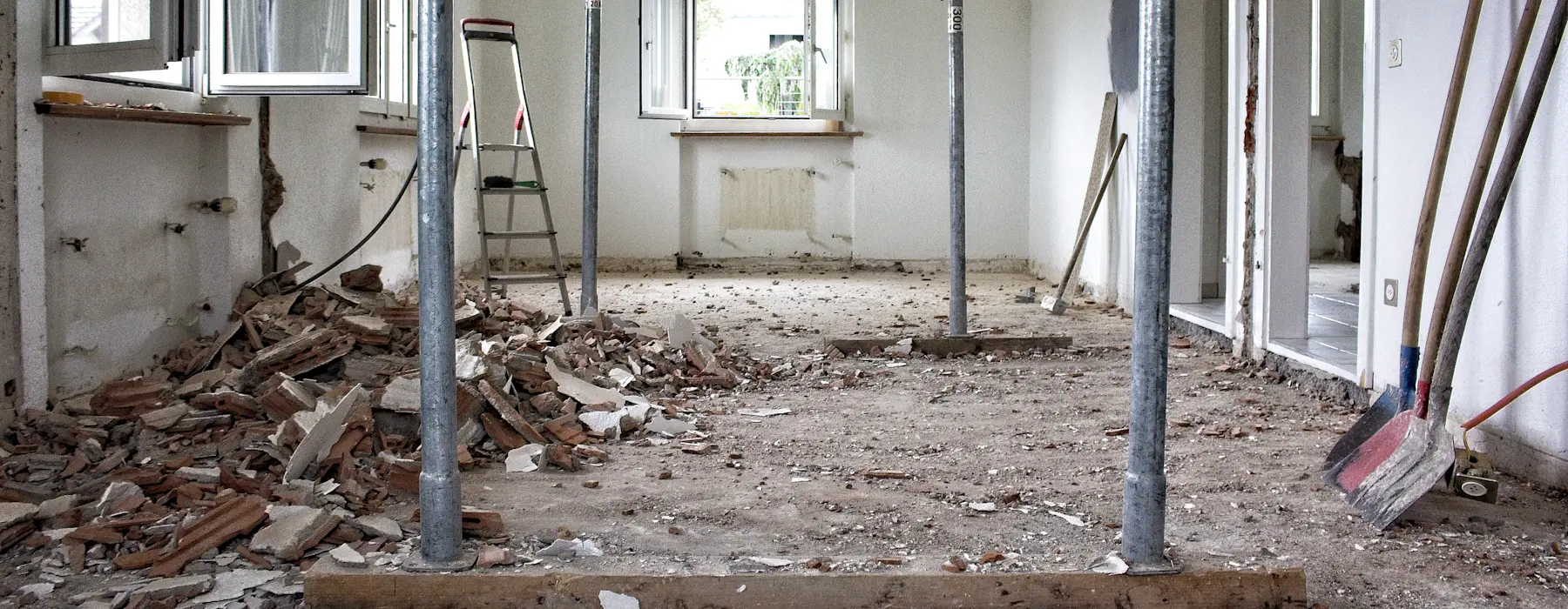 Pièce en cours de rénovation, étais et gravats au sol