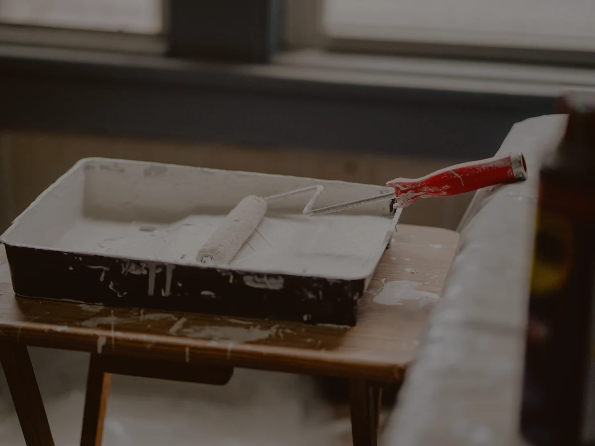 Rouleau et bac de peinture blanche